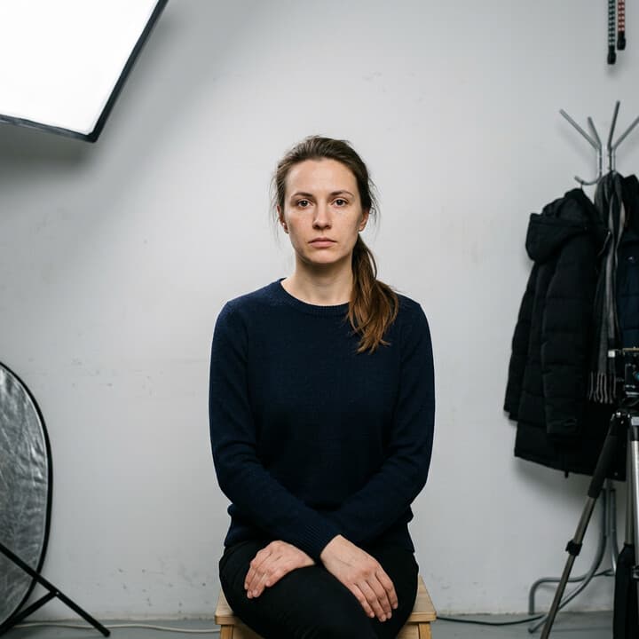 Студийный портрет до обработки — кадр из фотостудии